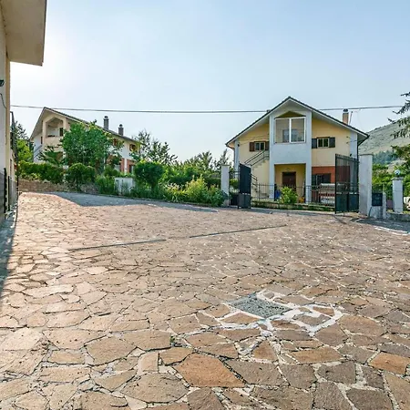 3 Bedroom Awesome In Holiday home *